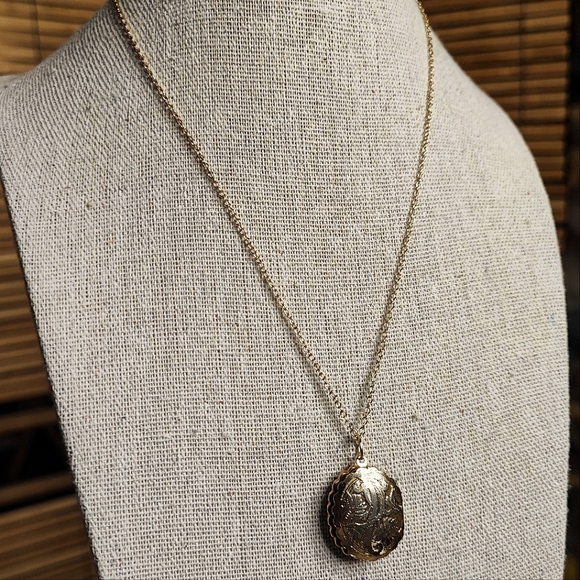 Gold Tone Double Picture Double Sided Locket Embossed Scalloped Edge Necklace - Picture 13 of 13
